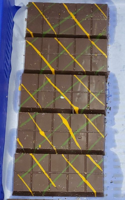 Un nuovo marchio di cioccolato crea una macchina per temperare e depositare 60 kg di cioccolato
