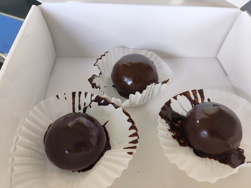 La macchina per ricopertura al cioccolato da 8 kg aiuta l'azienda di mochi a conduzione familiare negli Stati Uniti a migliorare i propri prodotti
