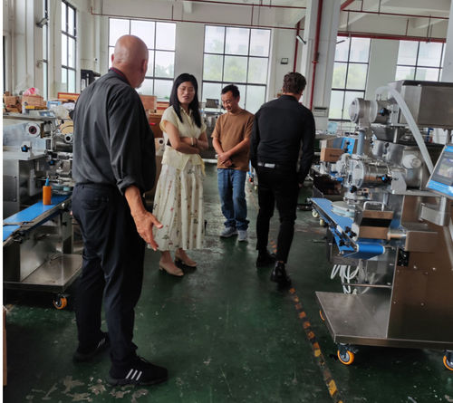 Ultimi blog aziendali su Visite di clienti all'esposizione aumentano: gli acquirenti globali mostrano un forte interesse per Shanghai Papa's Protein Bar& Ball& Burrata