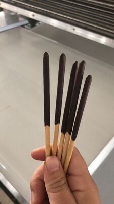 Buon prezzo Macchina per rivestimento di cioccolato con biscotti Pocky 900 Modello 450-500 pezzi al minuto in linea